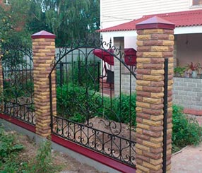 комбинированный забор с кирпичными столбами фото